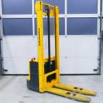 Electric stacker truck 