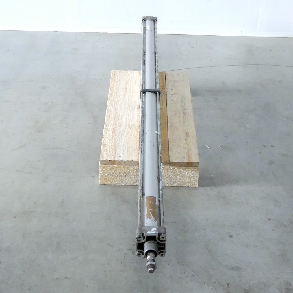 Pneumatic cylinder 